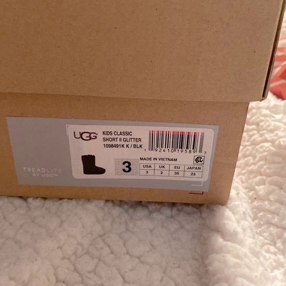 UGGS - Picture 4 of 4